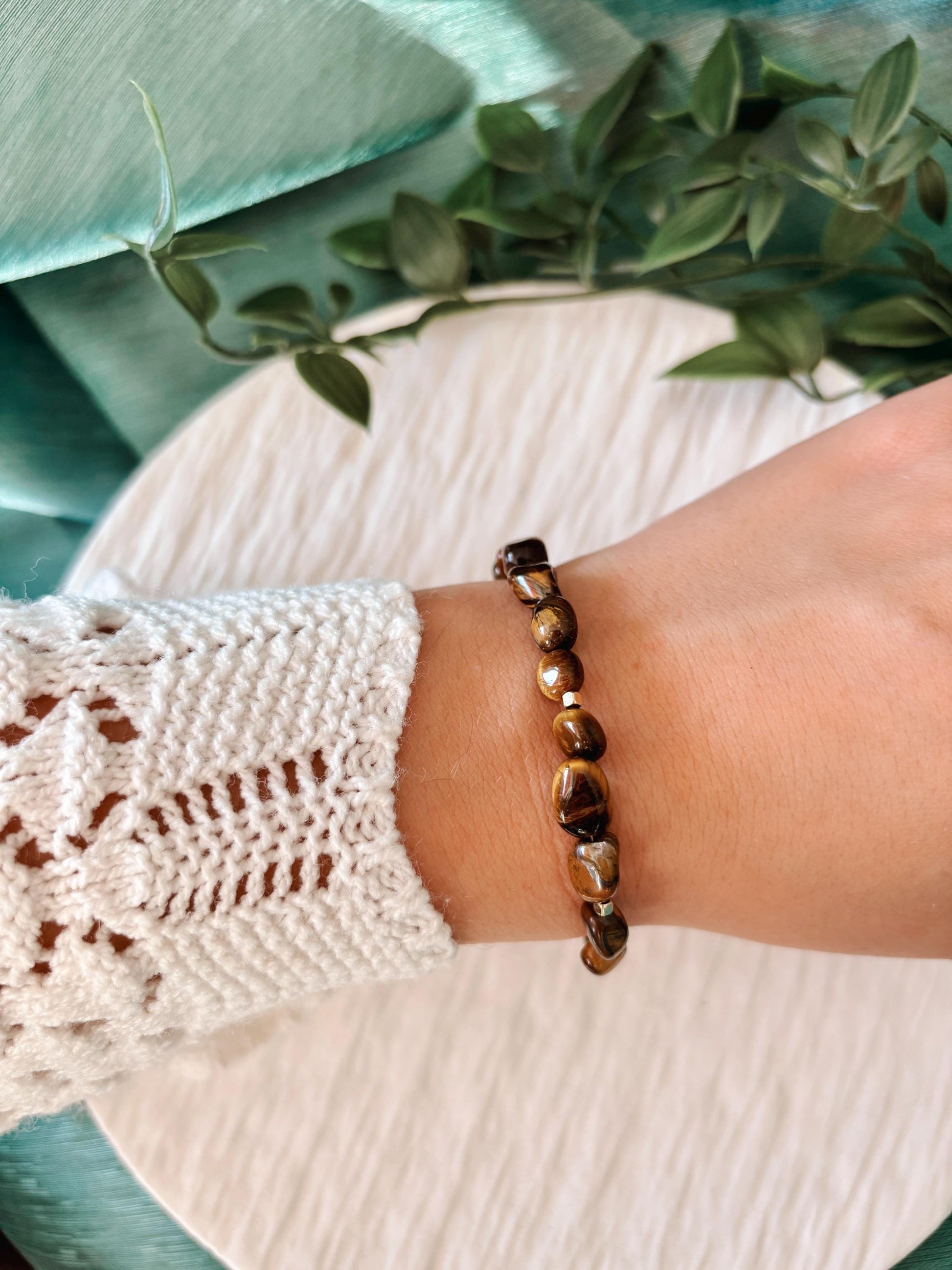 Goldenes Tigerauge Perlenarmband mit braunen Natursteinen am Handgelenk