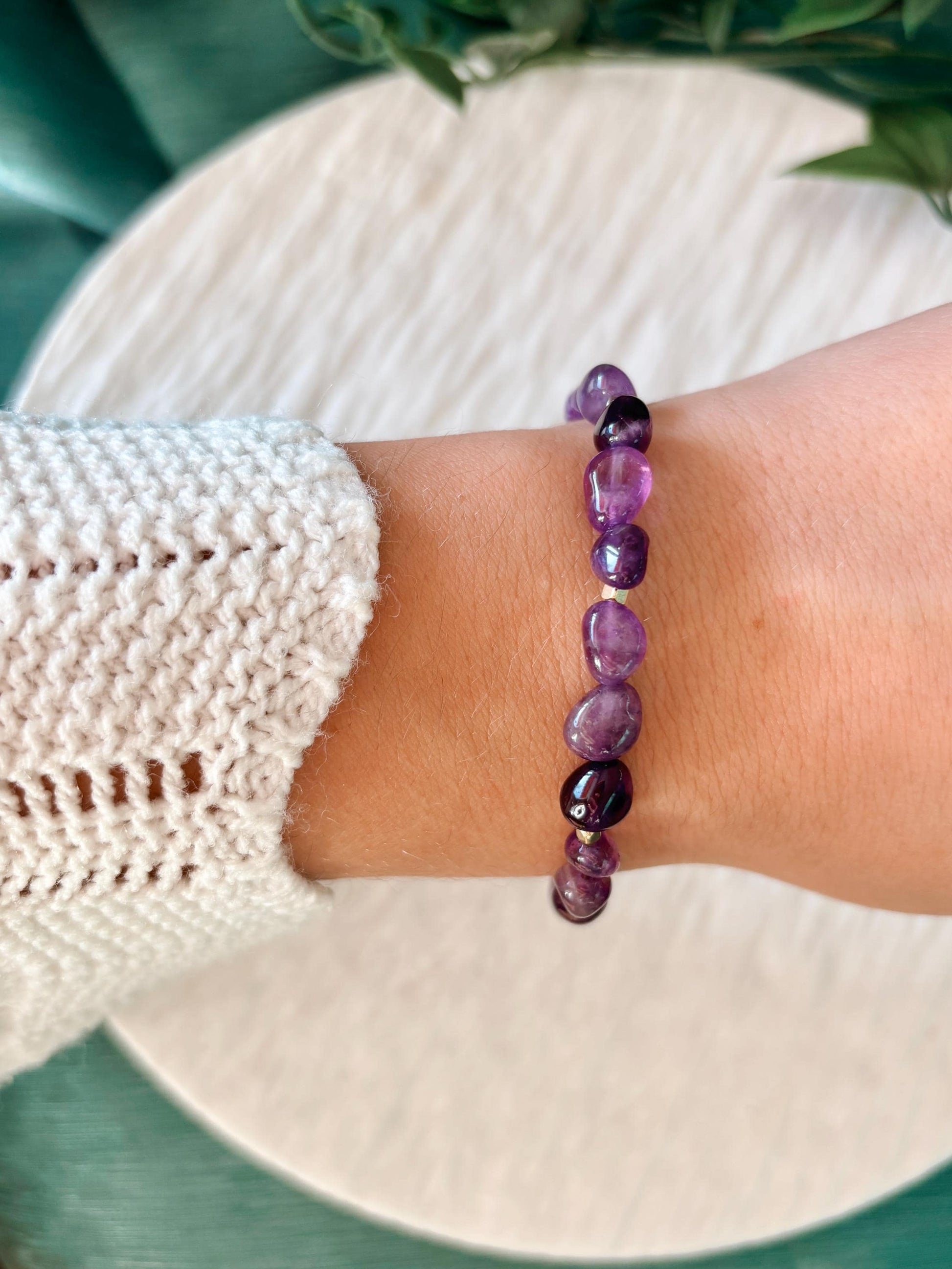 Goldenes Amethyst Perlenarmband mit lila Natursteinen am Handgelenk