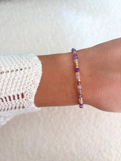Goldenes Edelstein Armband mit Rosenquarz und Amethyst Perlen am Handgelenk