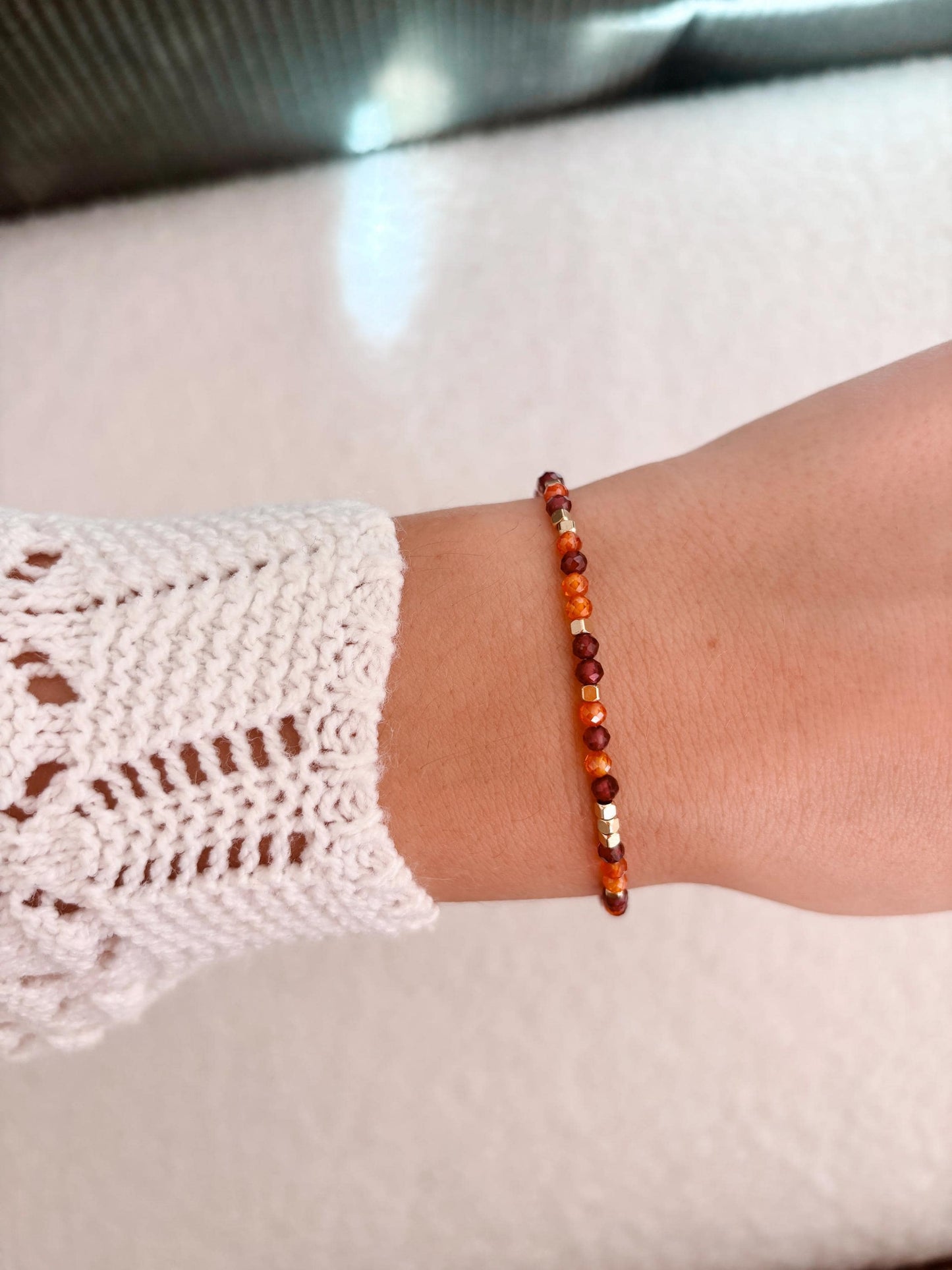 Goldenes Edelstein Armband mit Granat und Karneol Perlen am Handgelenk
