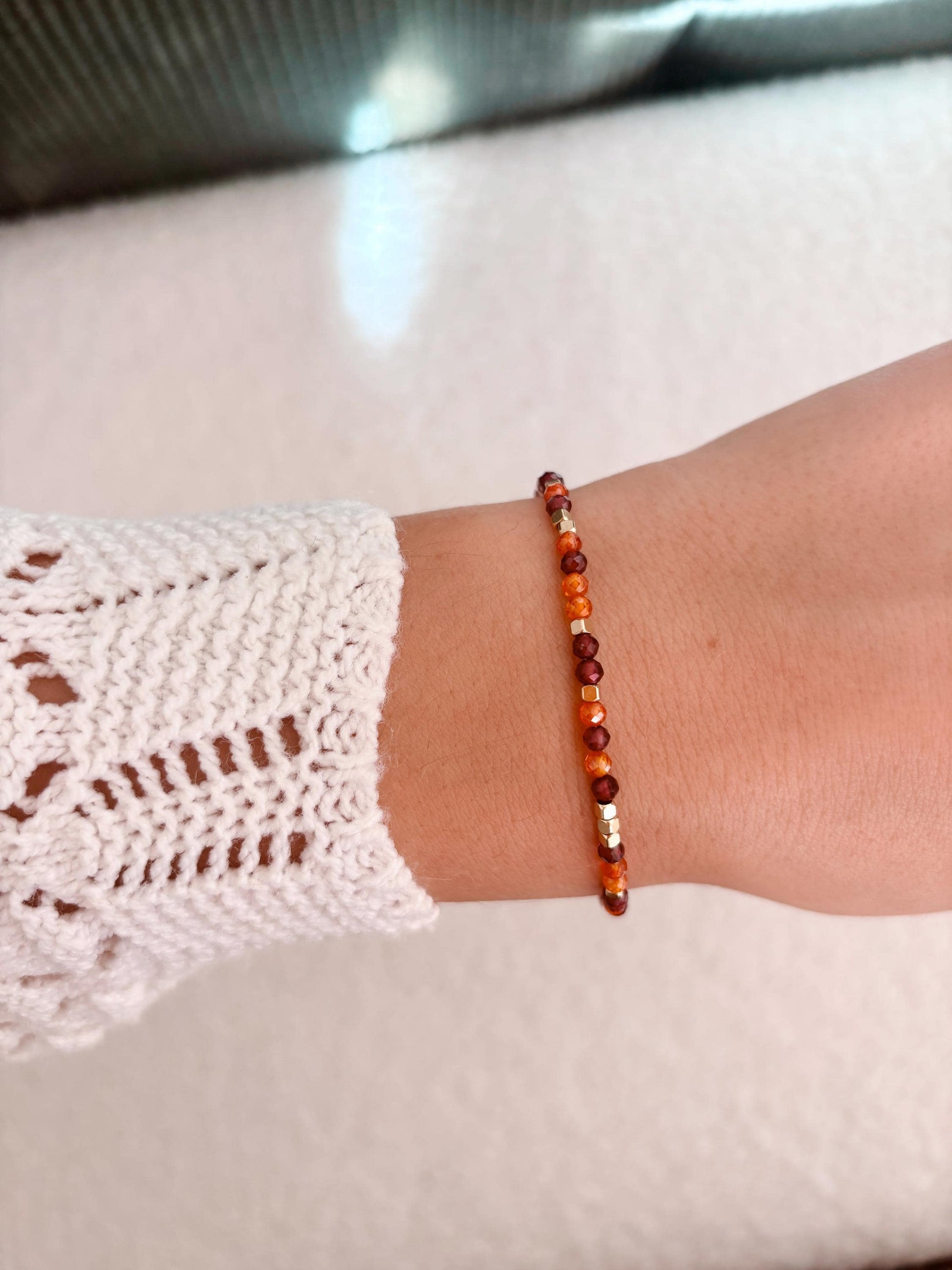 Goldenes Edelstein Armband mit Granat und Karneol Perlen am Handgelenk