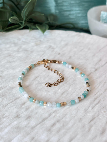 Goldenes Edelstein Armband mit Mondstein und Amazonit Perlen liegend auf weißem Tablett, Detailansicht