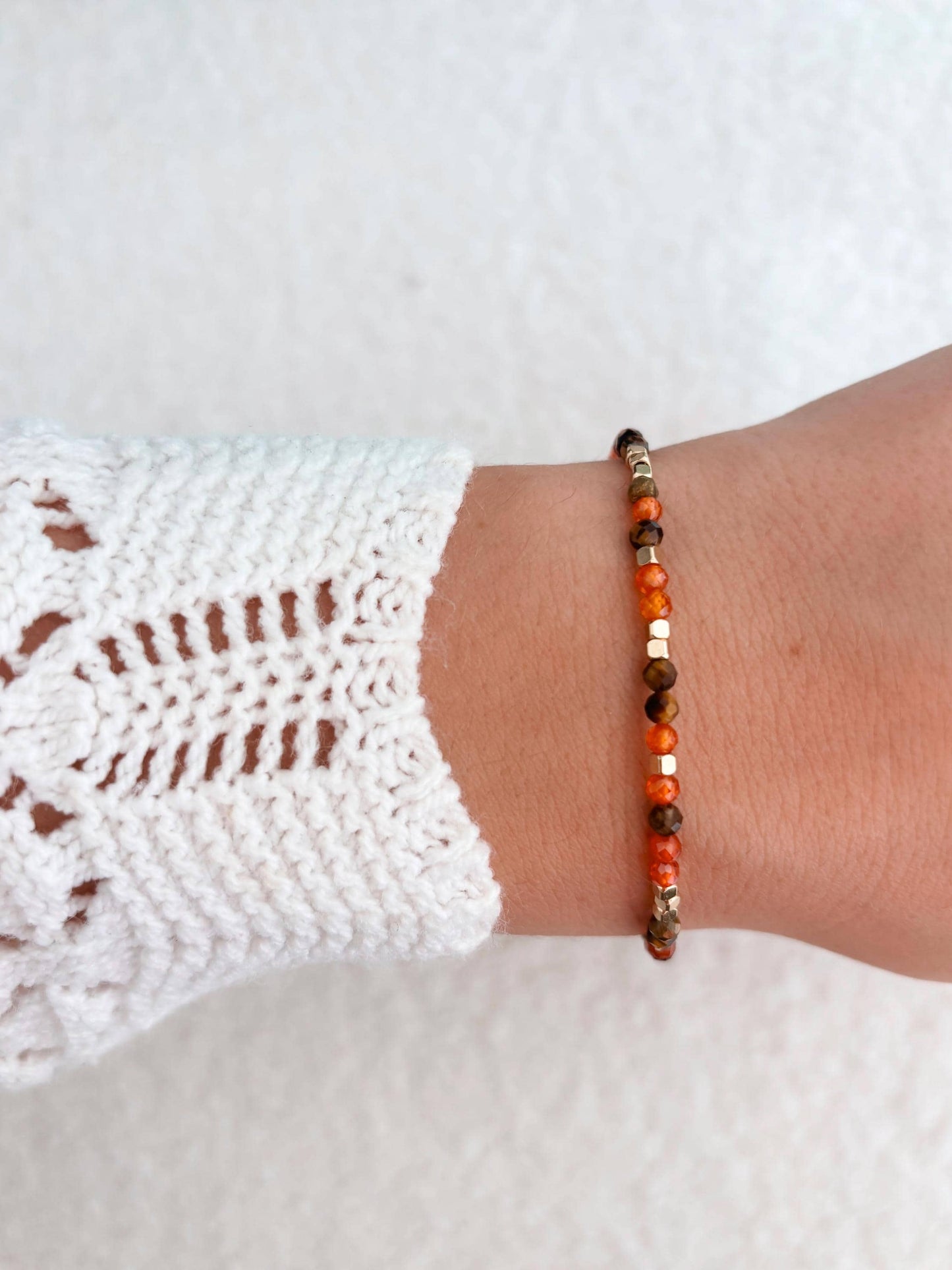 Goldenes Edelstein Armband mit Tigerauge und Karneol Perlen am Handgelenk
