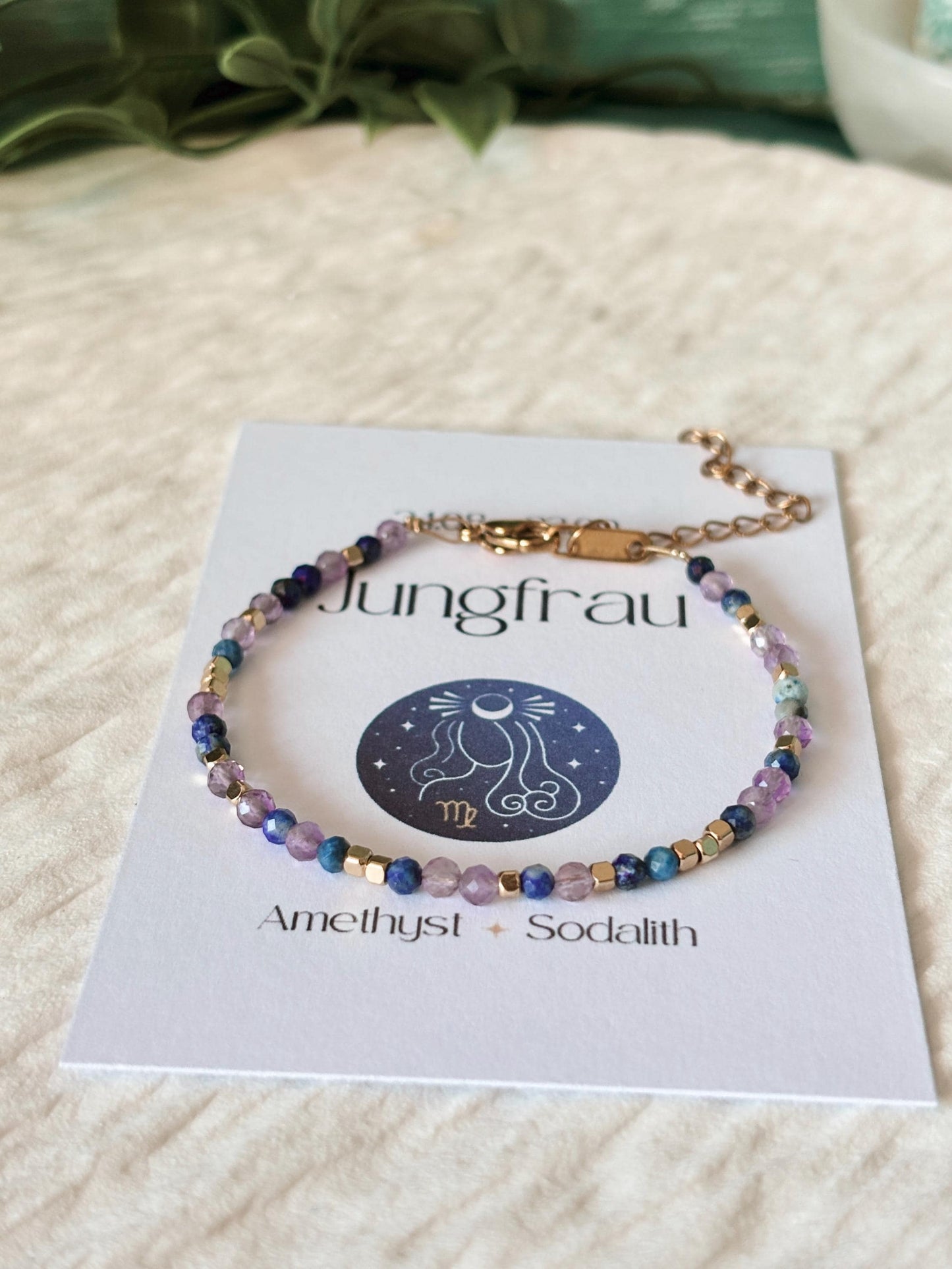 Goldenes Sternzeichen Armband Jungfrau, Edelstein Perlenarmband Sodalith und Amethyst, Weiße Infokarte, Detail Ansicht