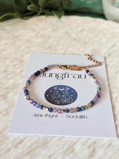 Goldenes Sternzeichen Armband Jungfrau, Edelstein Perlenarmband Sodalith und Amethyst, Weiße Infokarte, Detail Ansicht