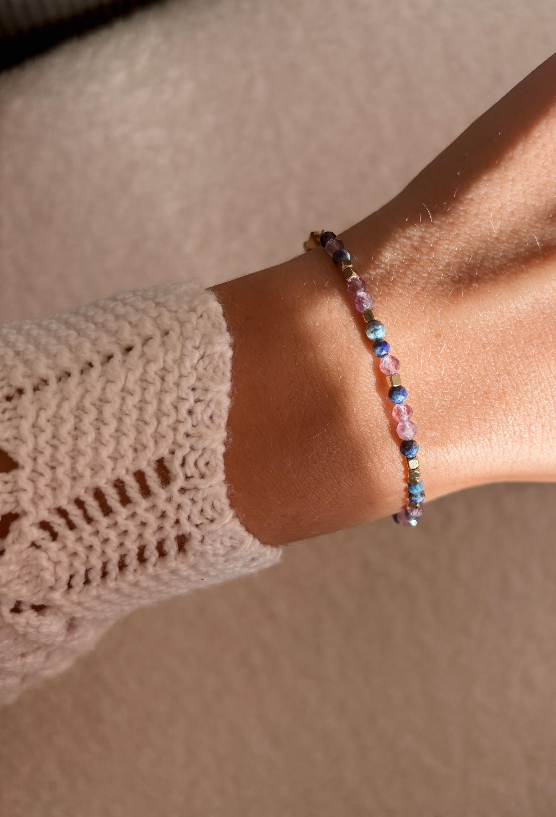 Goldenes Edelstein Armband mit Amethyst und Sodalith Perlen am Handgelenk
