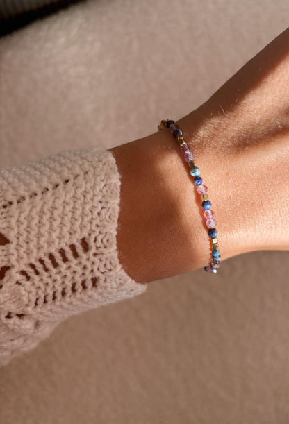Goldenes Edelstein Armband mit Amethyst und Sodalith Perlen am Handgelenk