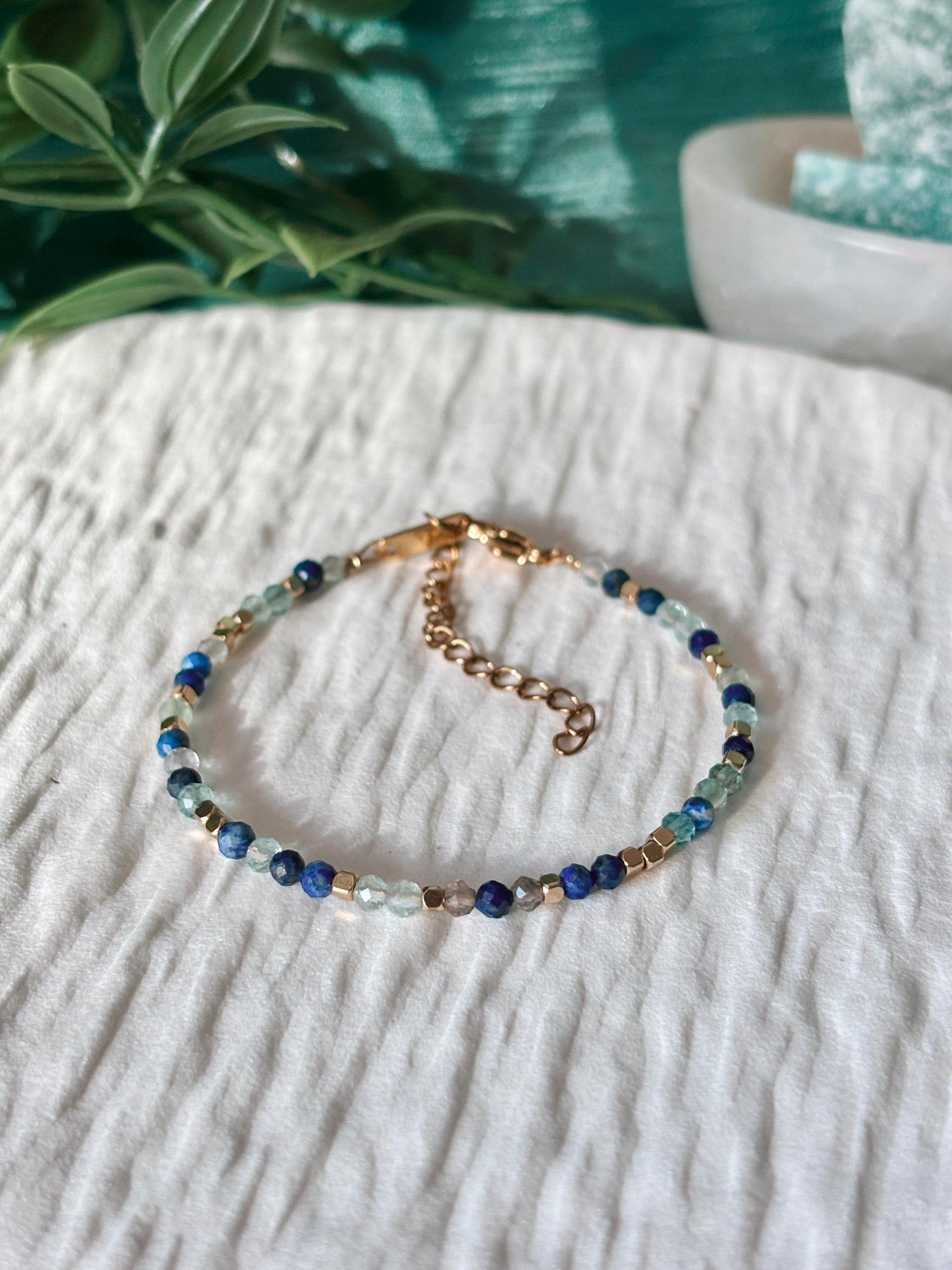 Goldenes Edelstein Armband mit Lapislazuli und Aventurin Perlen liegend auf weißem Tablett, Detailansicht