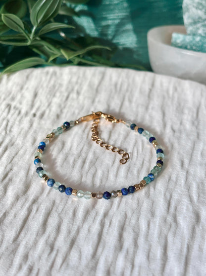 Goldenes Edelstein Armband mit Lapislazuli und Aventurin Perlen liegend auf weißem Tablett, Detailansicht
