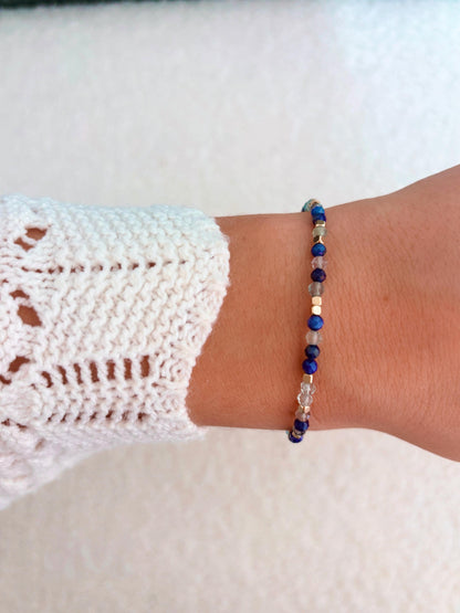 Goldenes Edelstein Armband mit Lapislazuli und Aventurin Perlen liegend auf weißem Tablett, Ansicht von oben