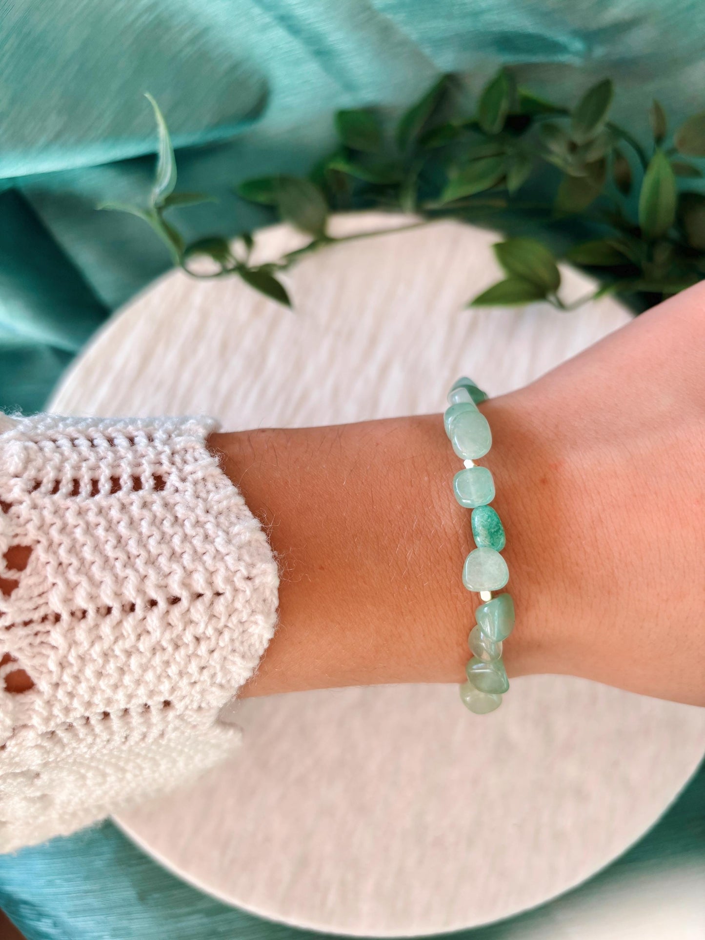 Goldenes Aventurin Perlenarmband mit grünen Natursteinen am Handgelenk