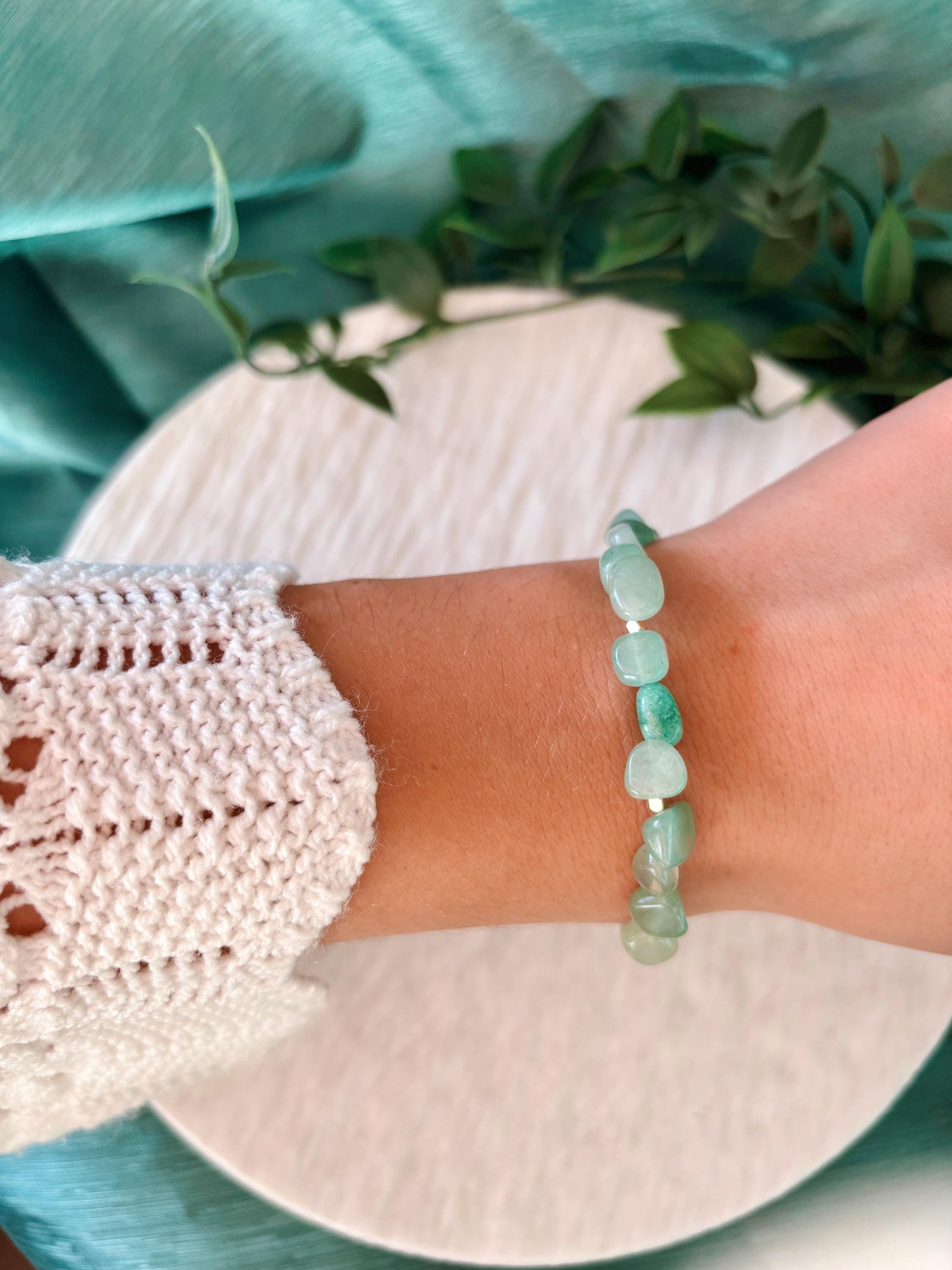 Goldenes Aventurin Perlenarmband mit grünen Natursteinen am Handgelenk