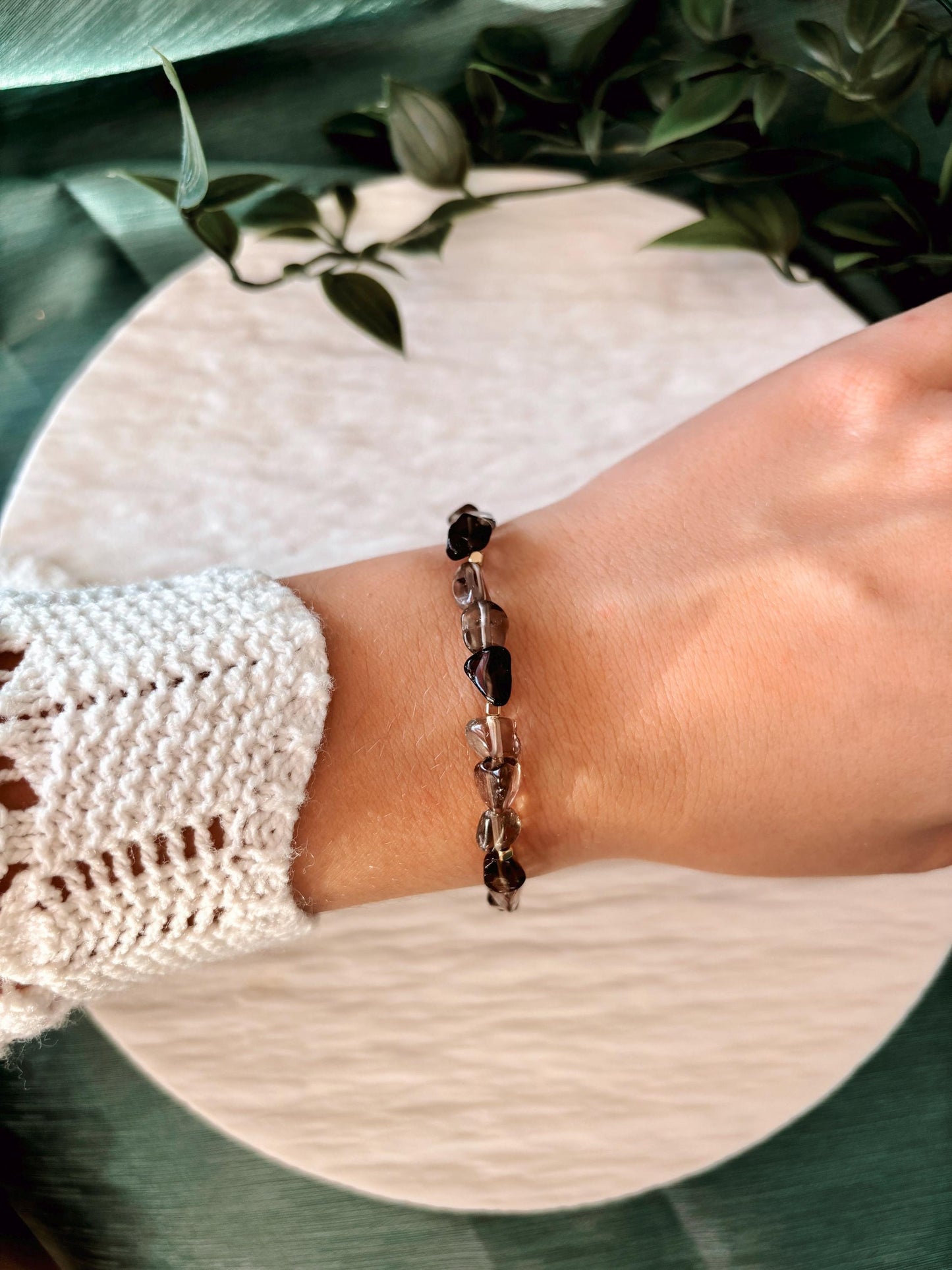 Goldenes Rauchquarz Perlenarmband mit braunen Natursteinen am Handgelenk