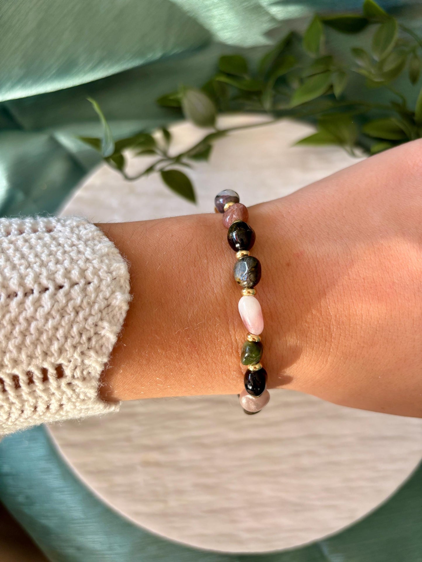 Goldenes Turmalin Perlenarmband mit bunten Natursteinen am Handgelenk