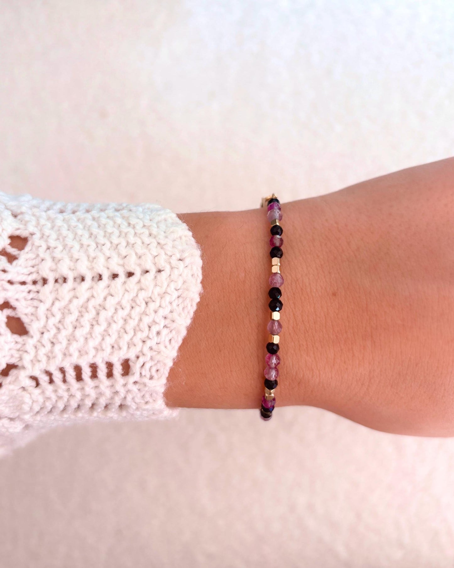 Goldenes Edelstein Armband mit Amethyst und Onyx Perlen am Handgelenk