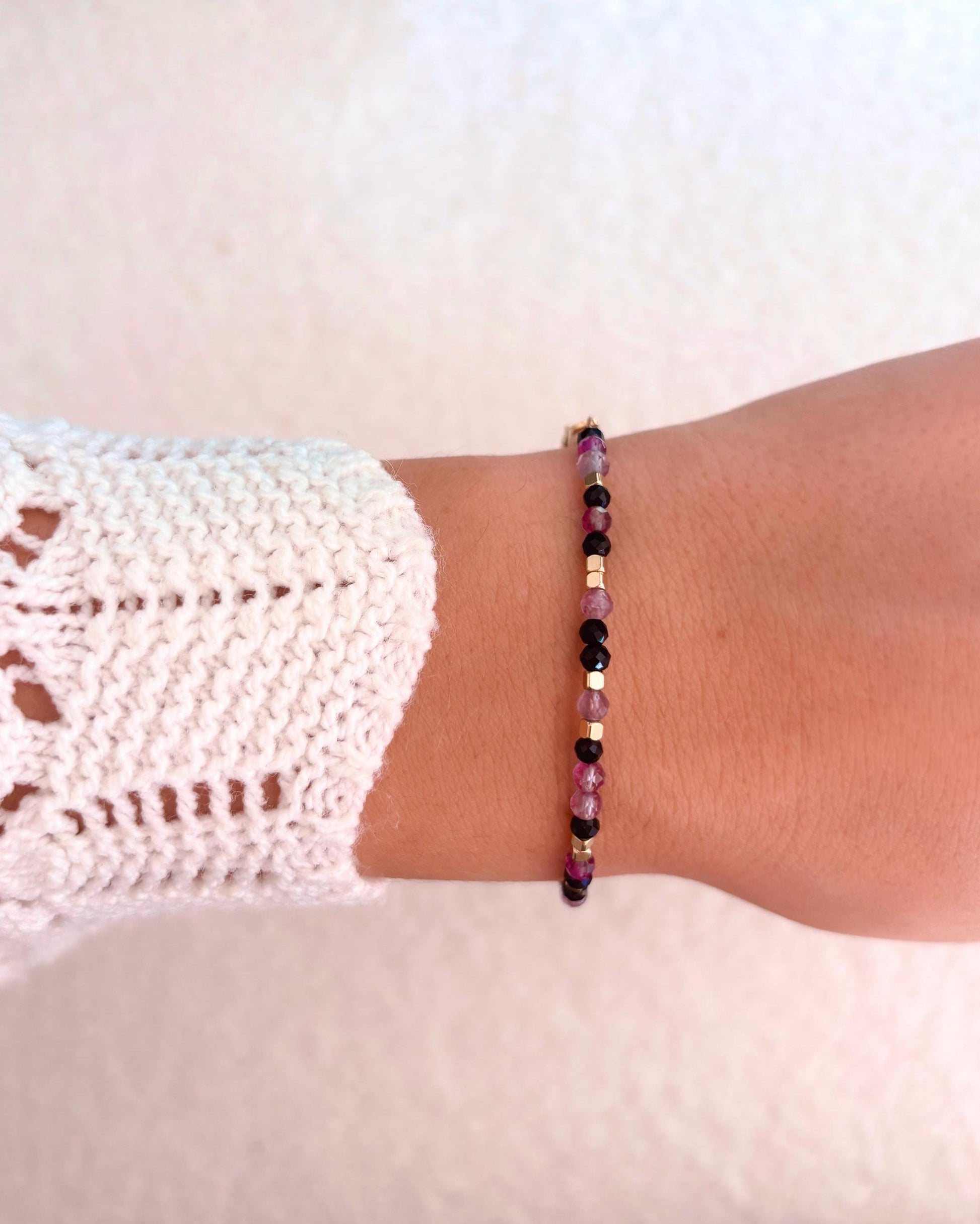Goldenes Edelstein Armband mit Amethyst und Onyx Perlen am Handgelenk