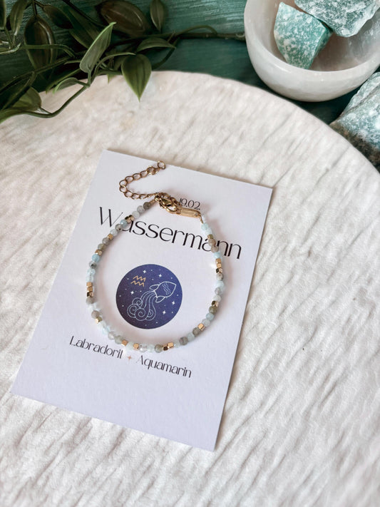 Goldenes Sternzeichen Armband Wassermann, Edelstein Perlenarmband Labradorit und Aquamarin, Weiße Infokarte