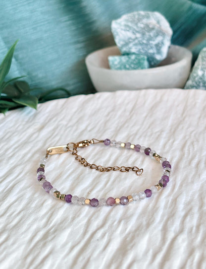 Goldenes Edelstein Armband mit Rosenquarz und Amethyst Perlen liegend auf weißem Tablett, Detailansicht