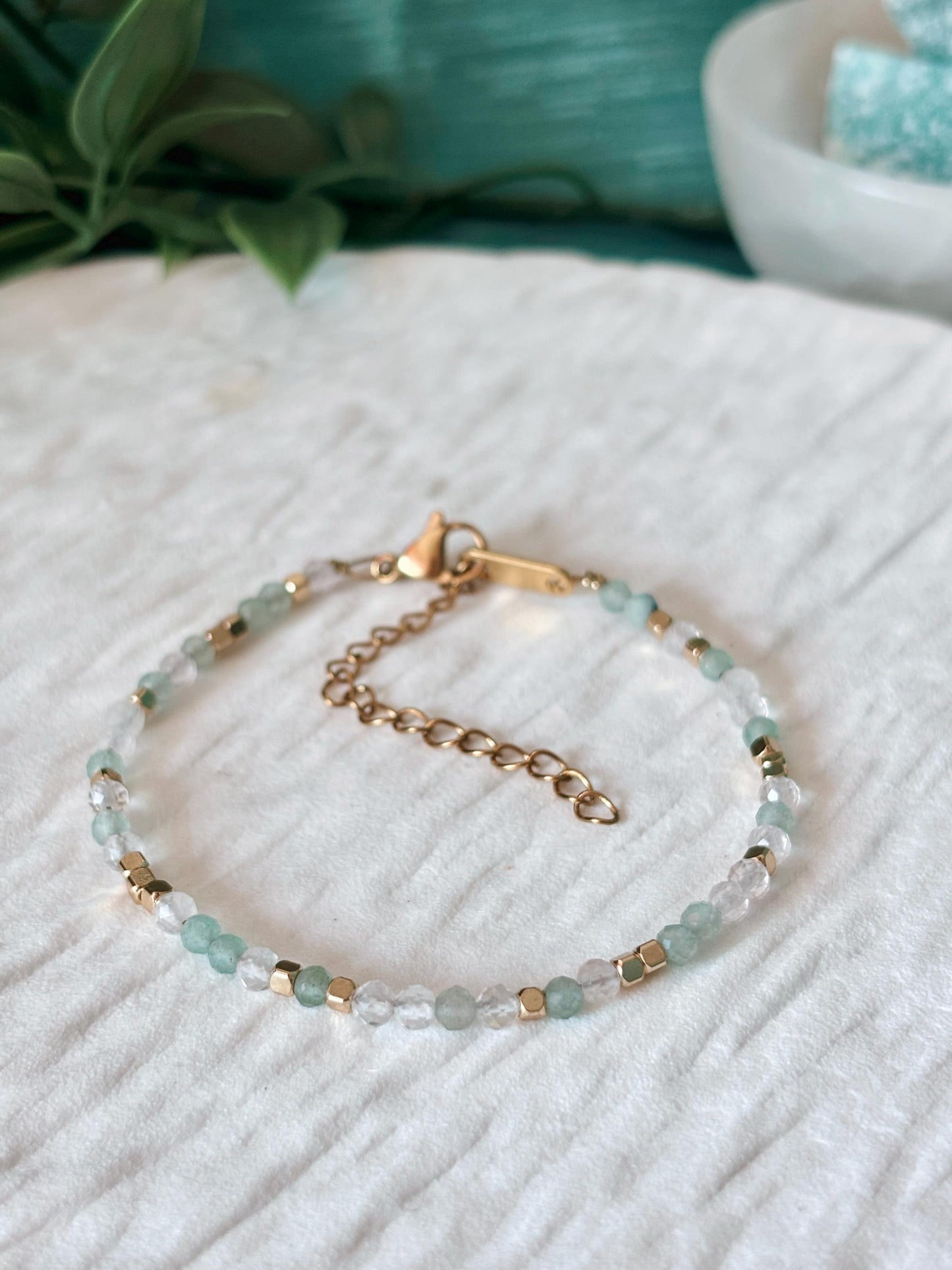 Goldenes Edelstein Armband mit Rosenquarz und Aventurin Perlen liegend auf weißem Tablett, Detailansicht