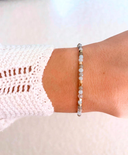 Goldenes Edelstein Armband mit Labradorit und Aquamarin Perlen am Handgelenk