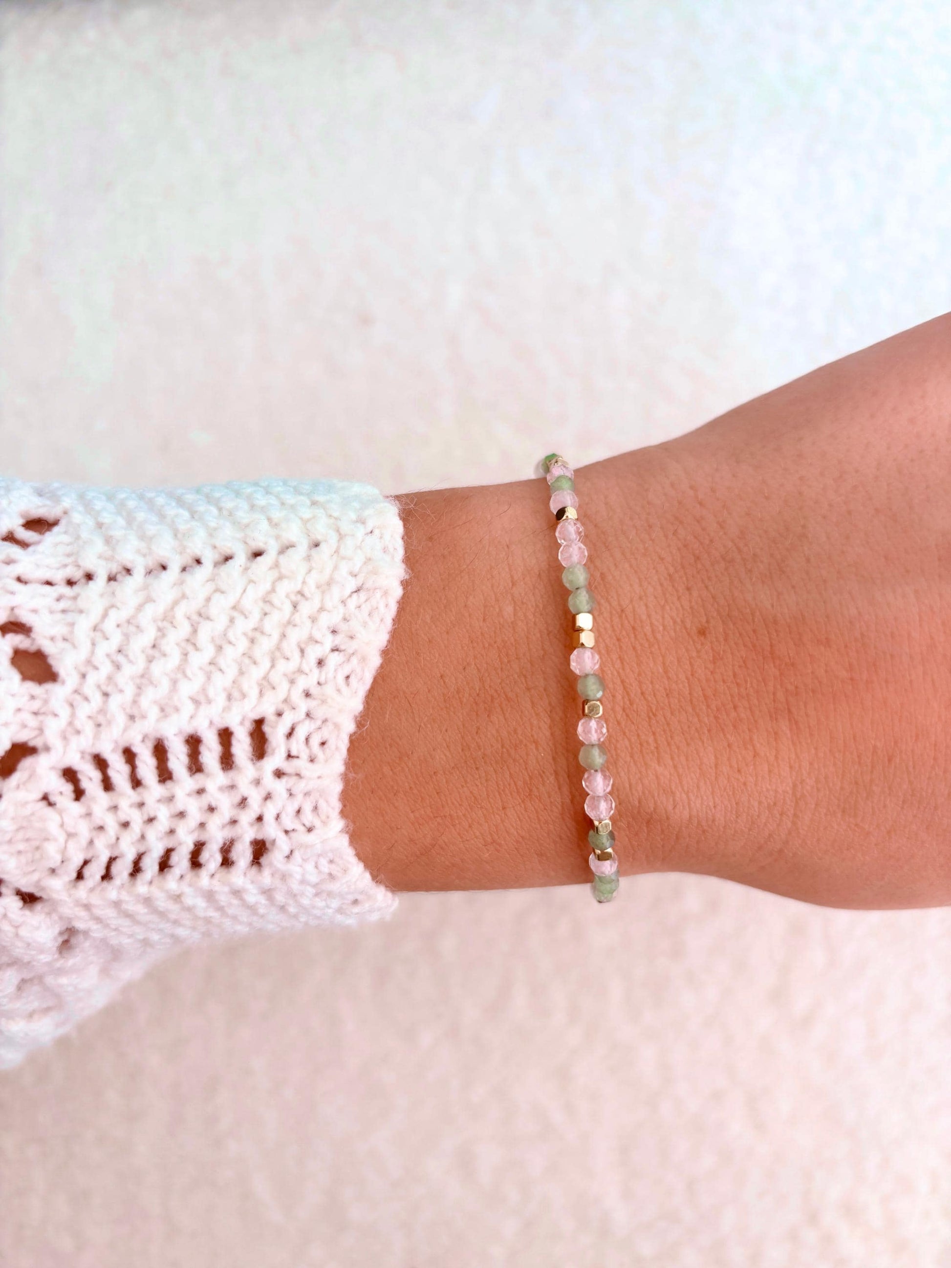 Goldenes Edelstein Armband mit Rosenquarz und Aventurin Perlen am Handgelenk