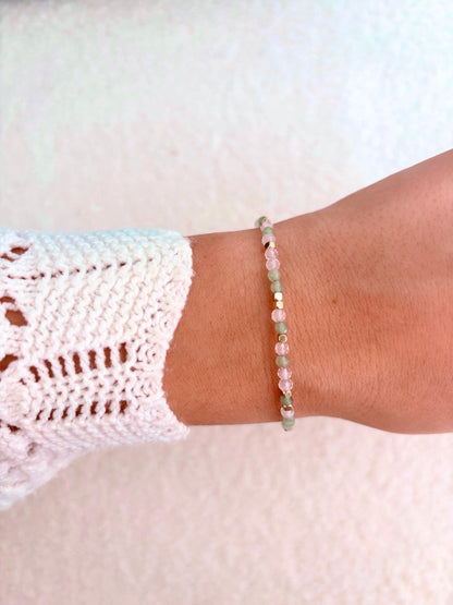 Goldenes Edelstein Armband mit Rosenquarz und Aventurin Perlen am Handgelenk