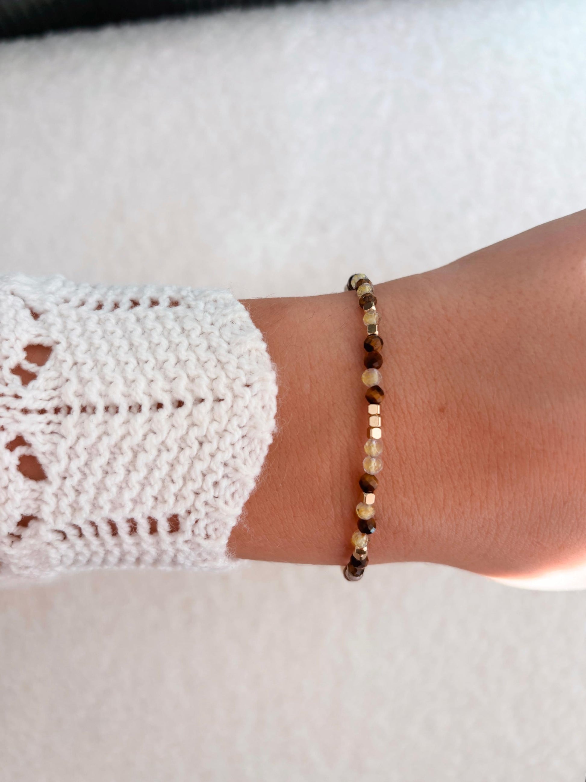 Goldenes Edelstein Armband mit Citrin und Tigerauge Perlen am Handgelenk