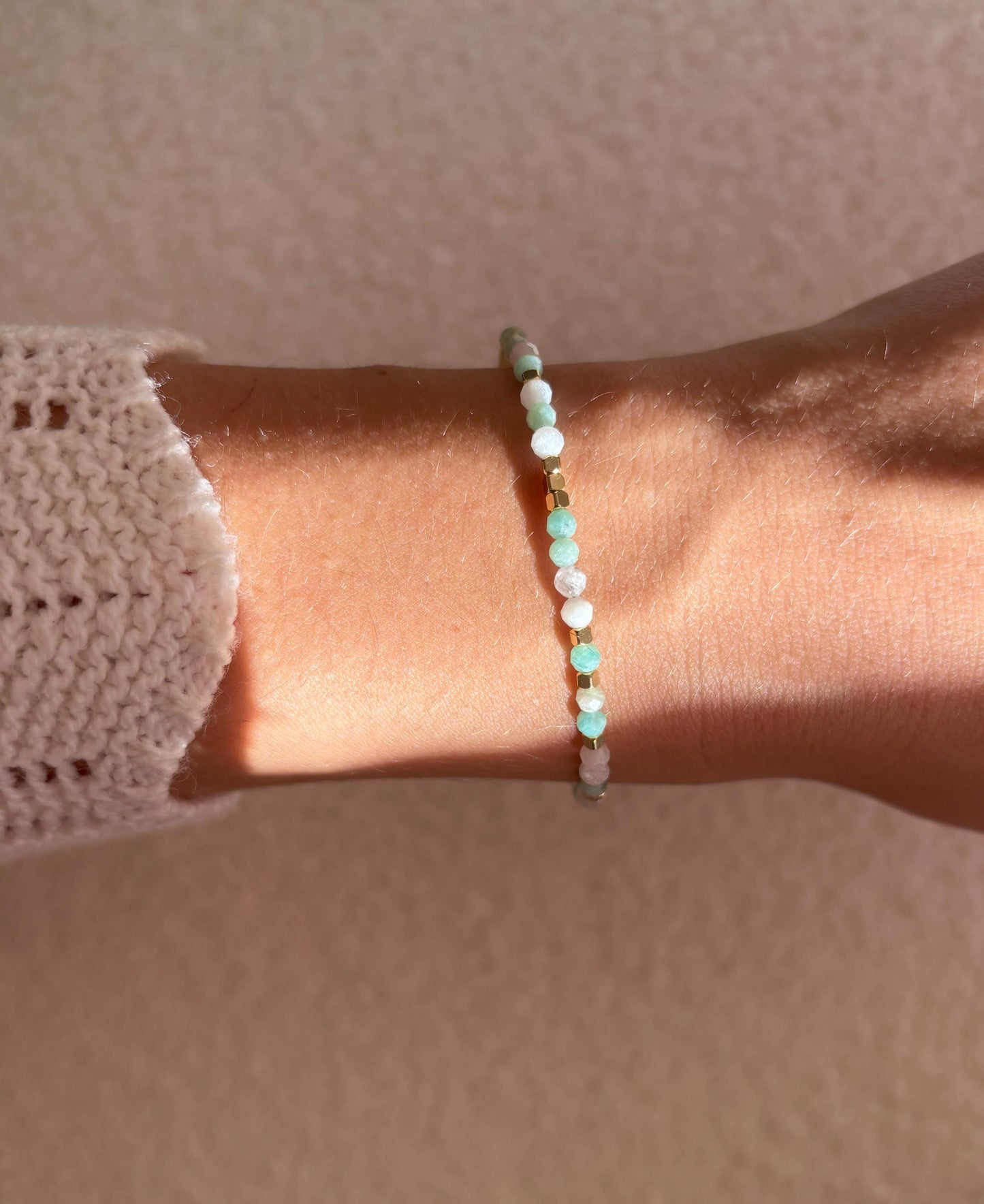 Goldenes Edelstein Armband mit Mondstein und Amazonit Perlen am Handgelenk