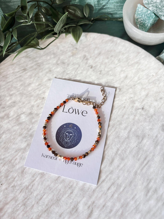 Goldenes Sternzeichen Armband Löwe, Edelstein Perlenarmband Karneol und Tigerauge, Weiße Infokarte