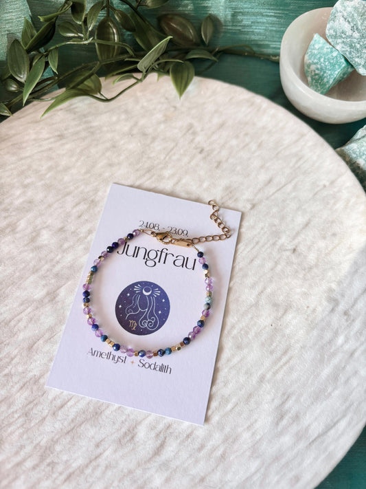 Goldenes Sternzeichen Armband Jungfrau, Edelstein Perlenarmband Sodalith und Amethyst, Weiße Infokarte