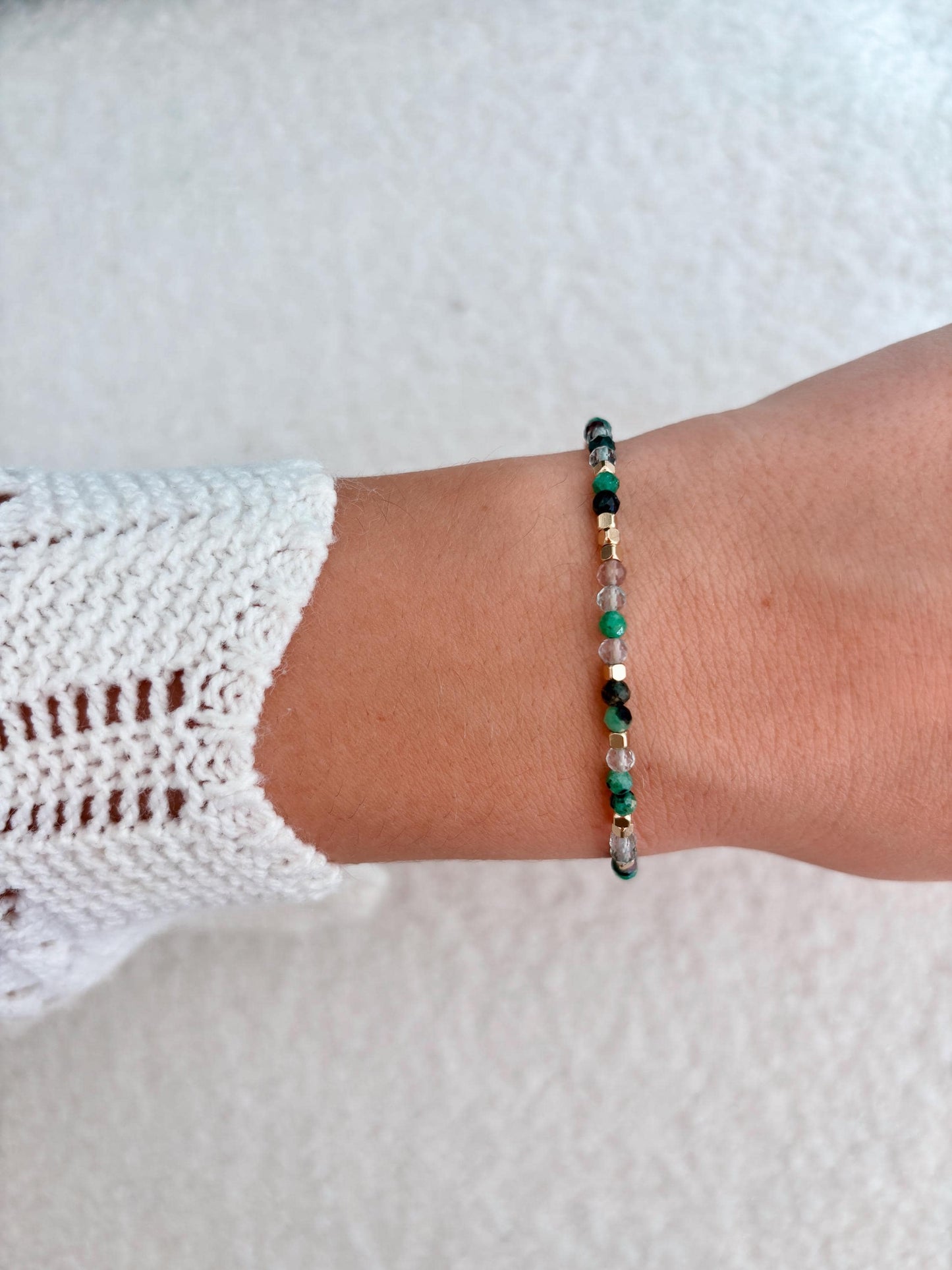 Goldenes Edelstein Armband mit Smaragd und Aventurin Perlen am Handgelenk
