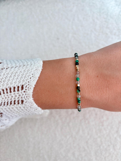 Goldenes Edelstein Armband mit Smaragd und Aventurin Perlen am Handgelenk