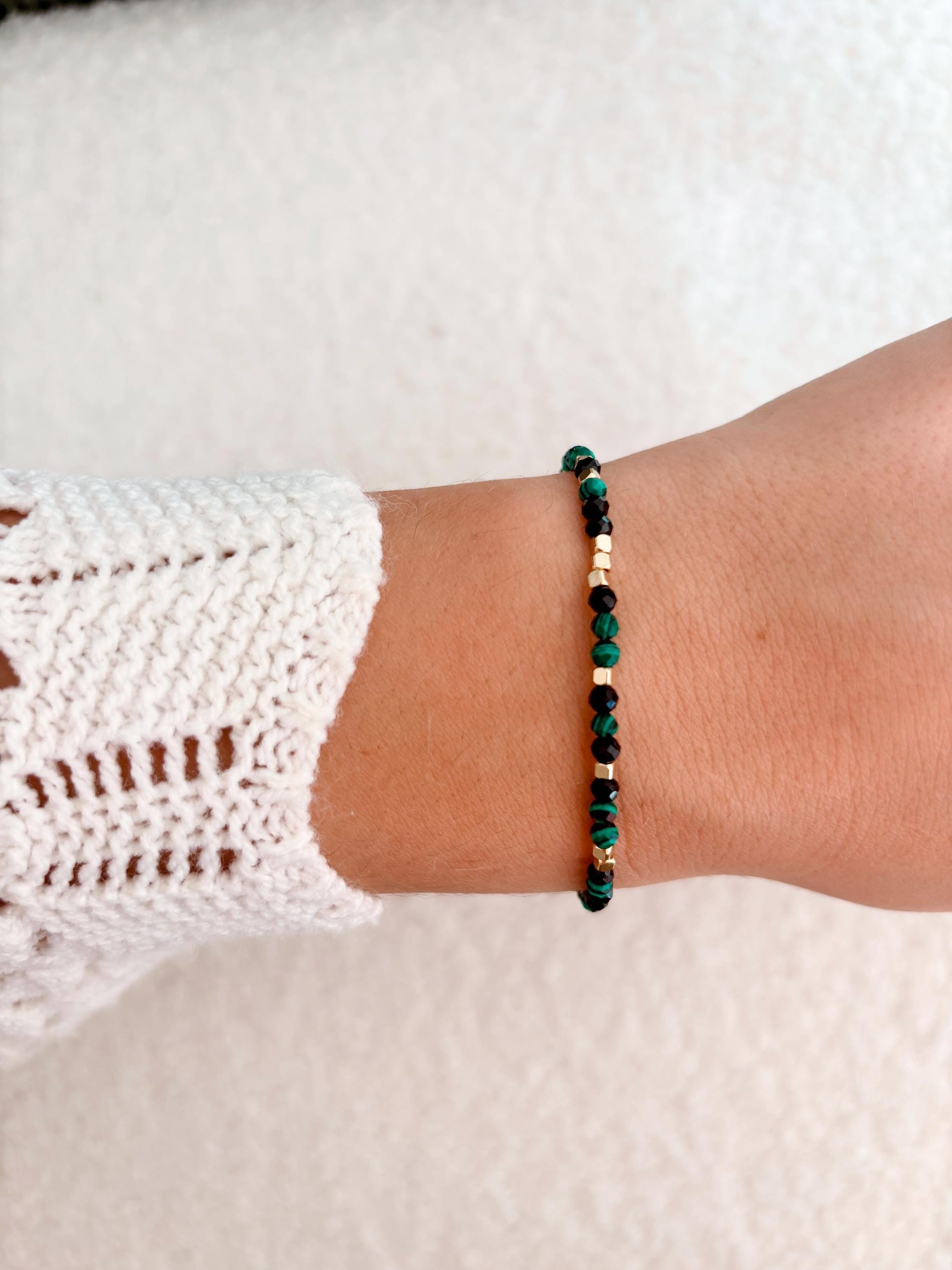 Goldenes Edelstein Armband mit Onyx und Malachit Perlen am Handgelenk