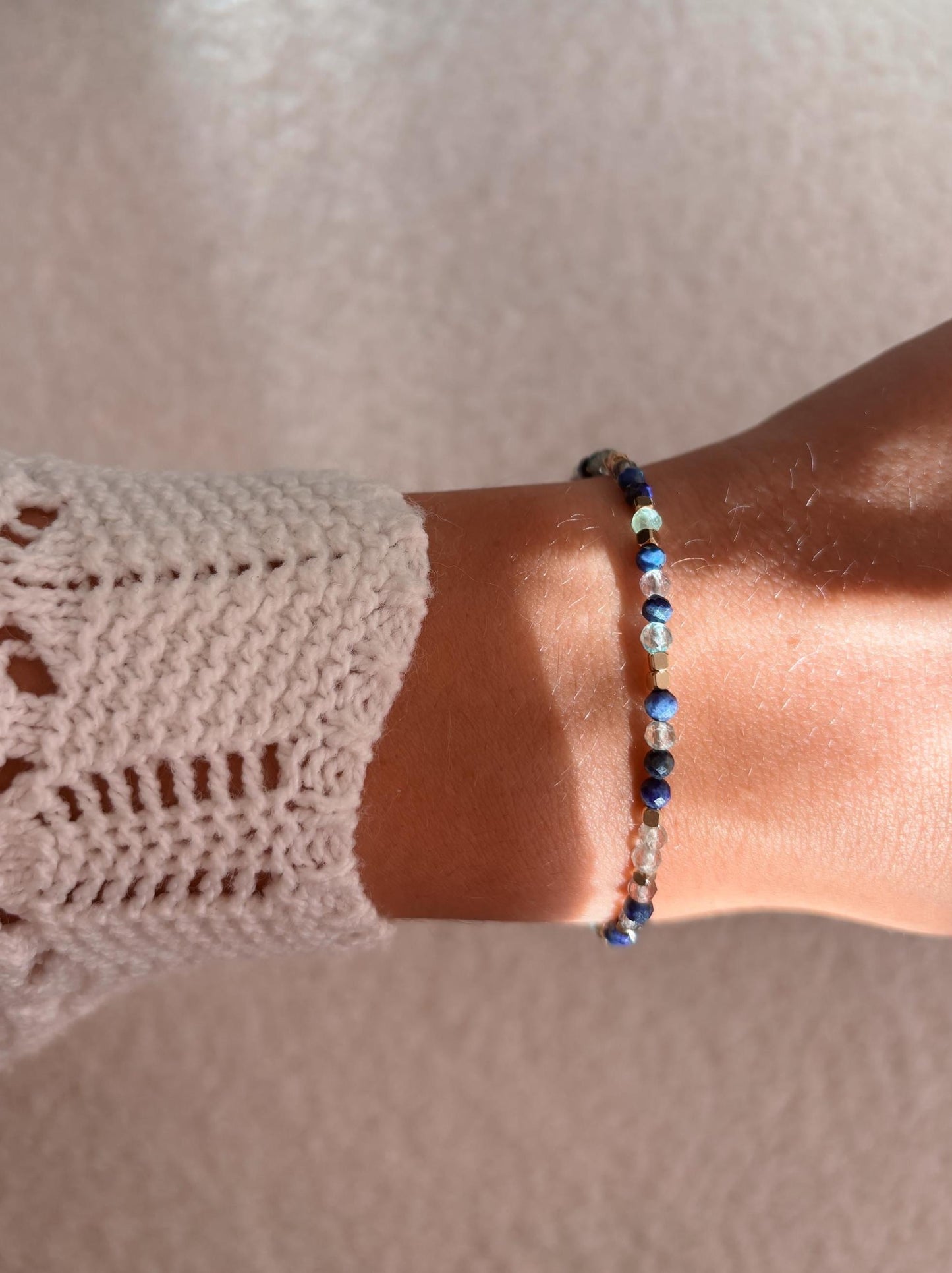 Goldenes Edelstein Armband mit Lapislazuli und Aventurin Perlen am Handgelenk